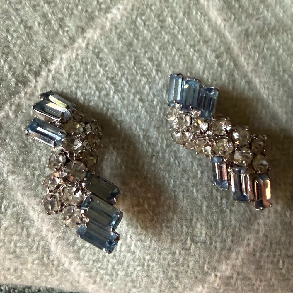 VINTAGE CLIP ON EARRINGS